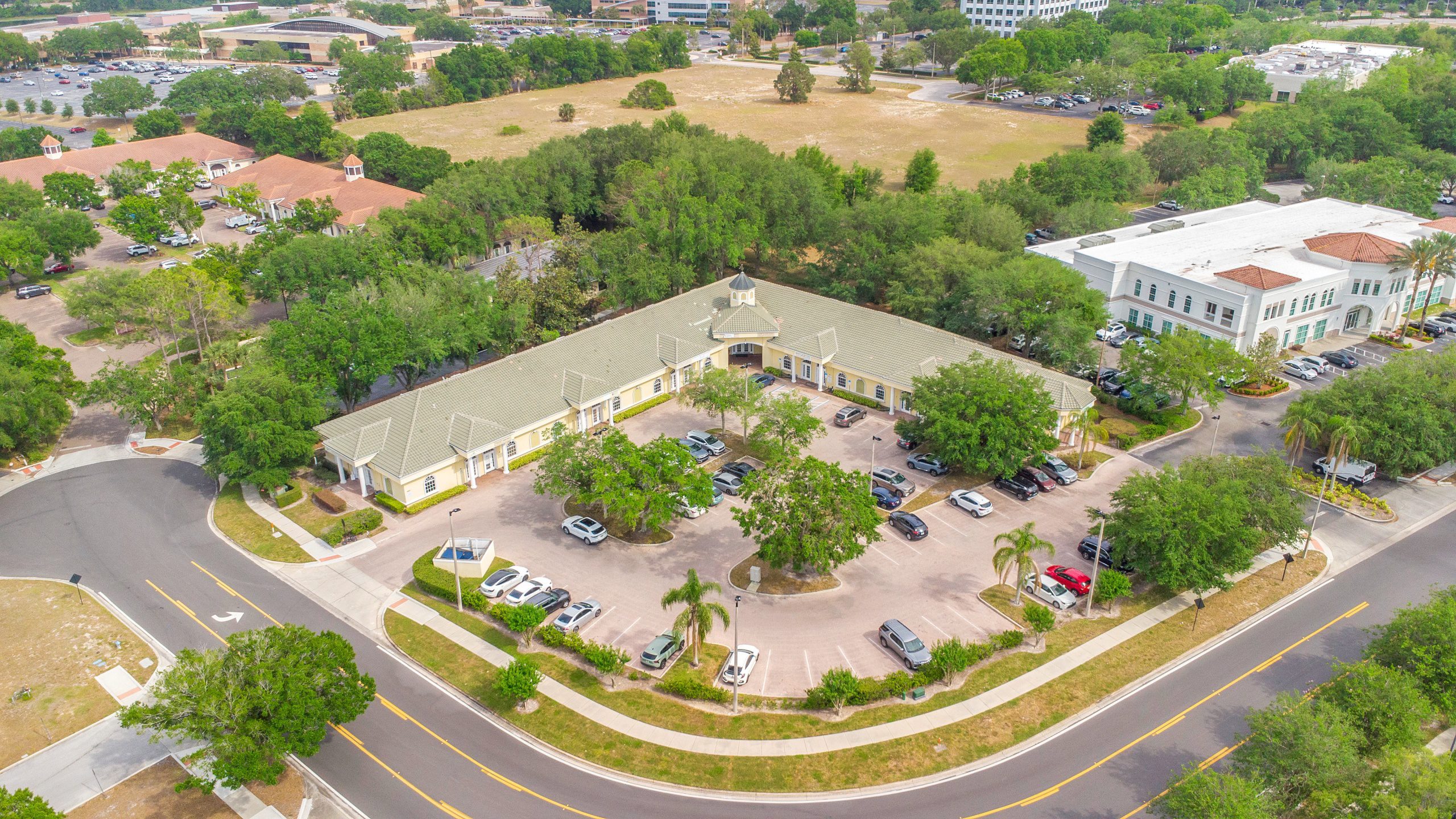 Describe the scene in detail of mosaic dental center(architecture, layout, surrounding area)